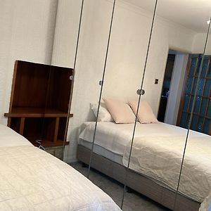 Guest House In Rose Meare Gardens